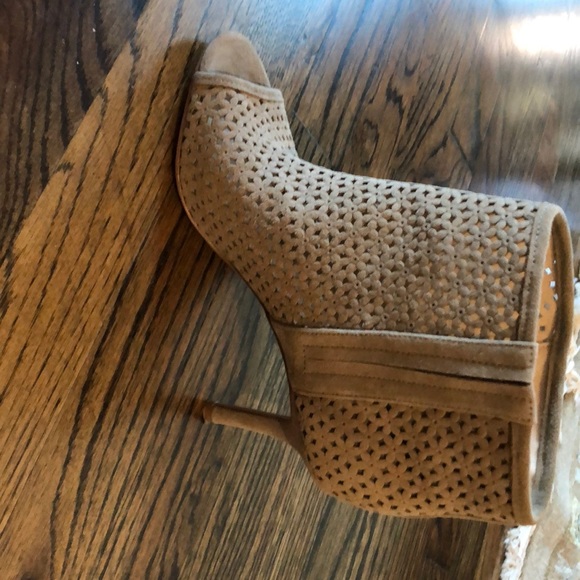 Taupe suede Nine West ankle boots - Picture 2 of 10